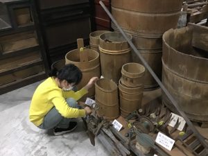 さまざまな大きさの桶を目の前にして観察しようとする児童