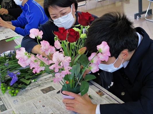 講師の先生に教えていただきながら、1本1本慎重に生けています。