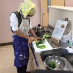 調理実習をする児童２
