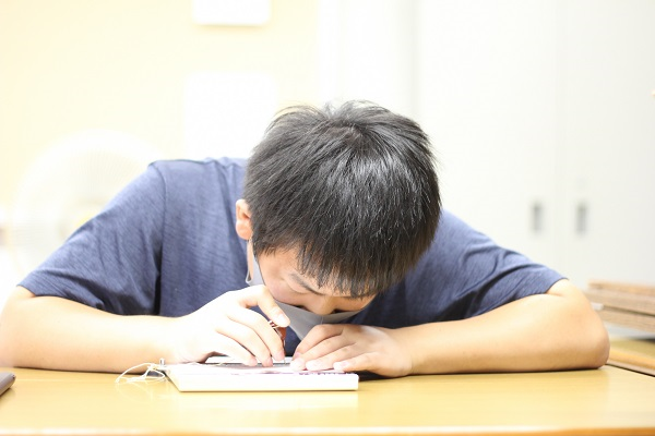 点字を打っている生徒の画像。
